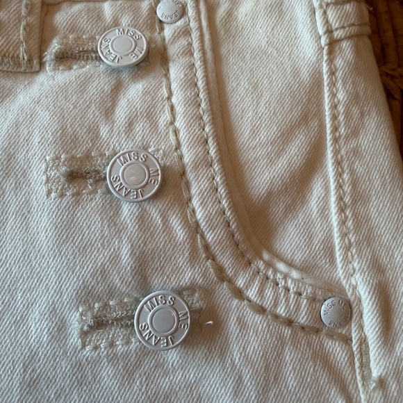 Miss Me White Denim Mid-Rise Shorts - Classic Casual Summer Style - Picture 4 of 14